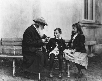 Retrato de Lev Nikolaevich Tolstoy (1828-1910) com seus netos (ver também 230155) de Russian Photographer